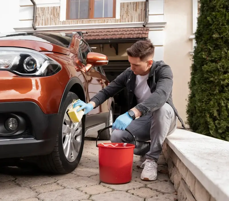 Lavage auto à domicile Pluneret : professionnel intervenant sur un véhicule